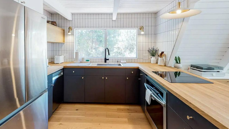 White oak edge grain butcher block kitchen countertops, U-shaped run with cooktop cutout and undermount sink
